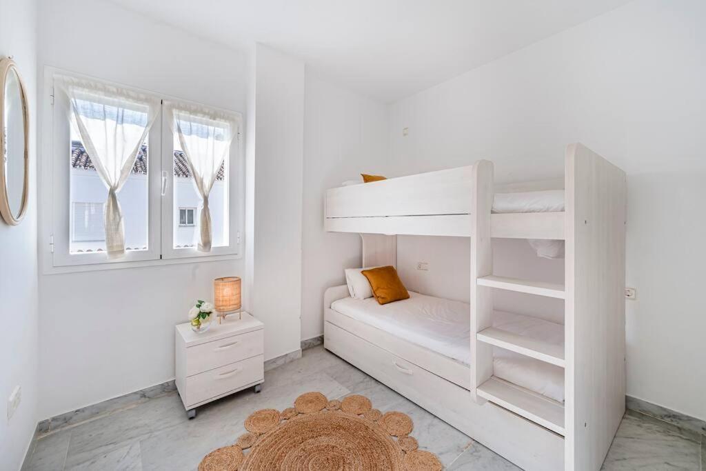 Сasa de vacaciones Townhouse W/ Swimming Pool And Underground Parking Marbella