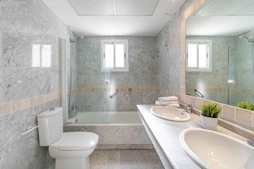 Сasa de vacaciones Townhouse W/ Swimming Pool And Underground Parking